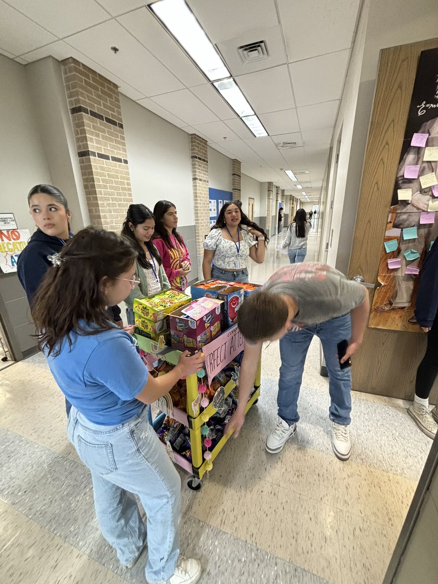 Attendance matters! Our student leaders delivered snacks to celebrate those with perfect attendance 💙💛 #AttendanceMatters #EHS @Btorres_EHS