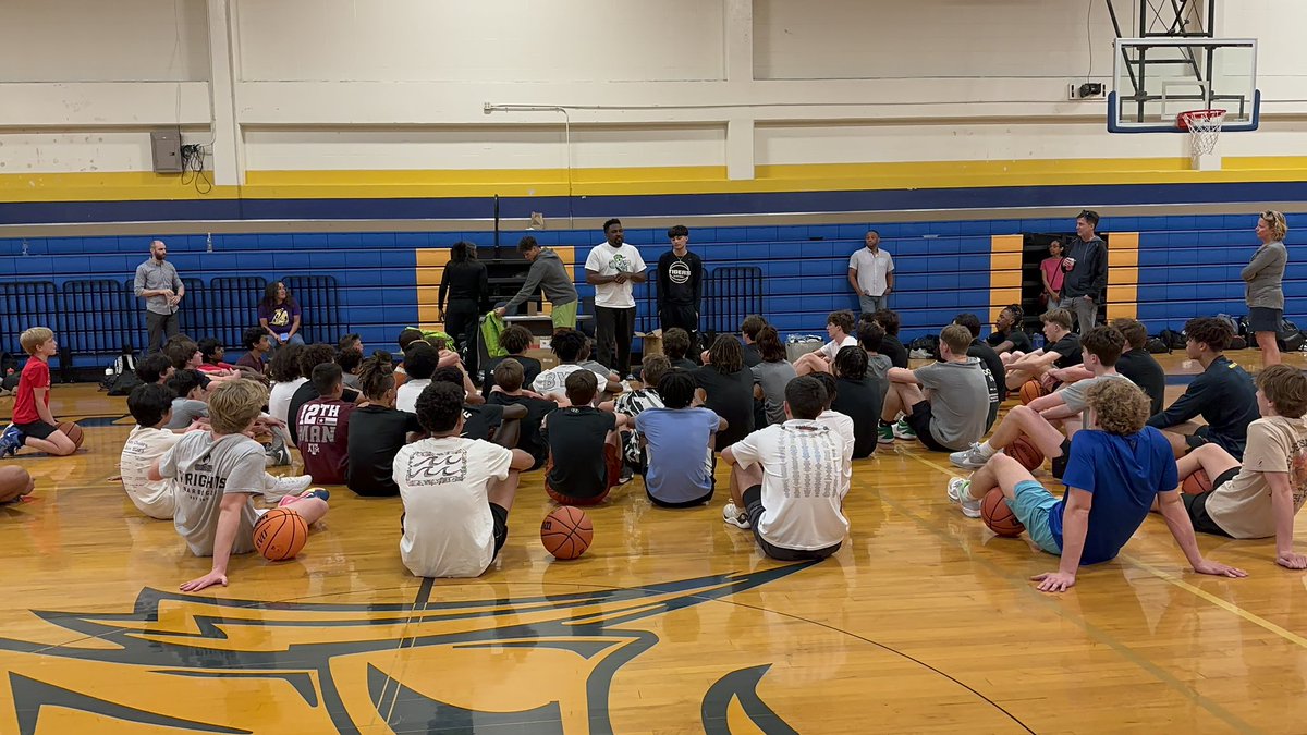 A huge thank you to <a href="/ATXFUTURE1/">Terry Smothers</a> Coach Smothers for having <a href="/Gian_Carlo2024/">Gian Carlo</a> of <a href="/BeltonTigerBB/">Belton Tiger Basketball</a> speak to the players of this season. Parents, if you want a program that invests in your child’s future. This is it.