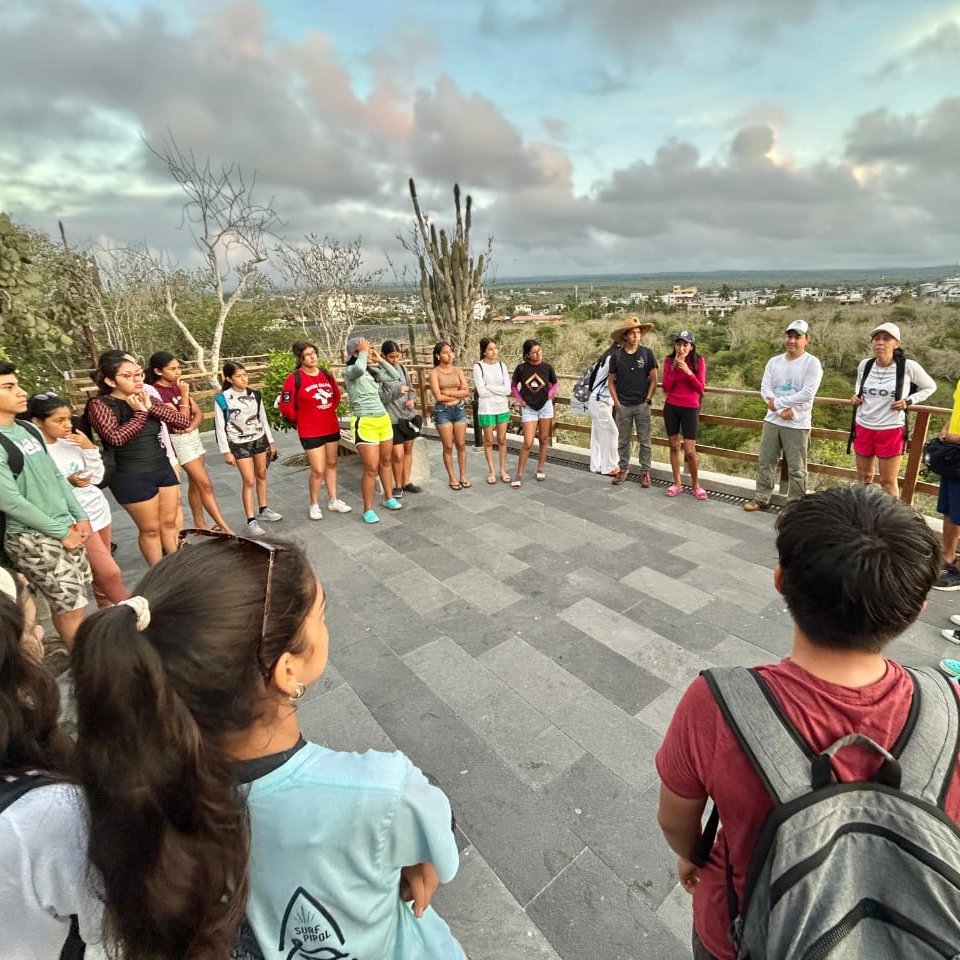 #Galápagos | Durante los meses de febrero y marzo, llevamos a cabo actividades de educación ambiental experiencial, integrando a la comunidad en las labores de manejo y protección de las tortugas marinas, siendo esta especie la única que anida en Galápagos. 🐢🌊 Nuestros