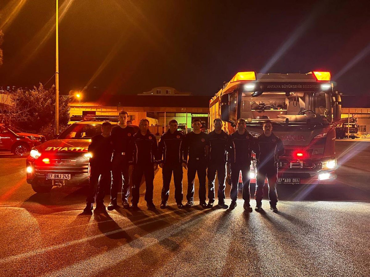 Ankara’da meydana gelen yangında söndürme çalışmalarına destek olmak amacıyla 2 itfaiye aracımız teknik söndürme ekipmanları ile birlikte yola çıktı. Ankara’mıza geçmiş olsun.