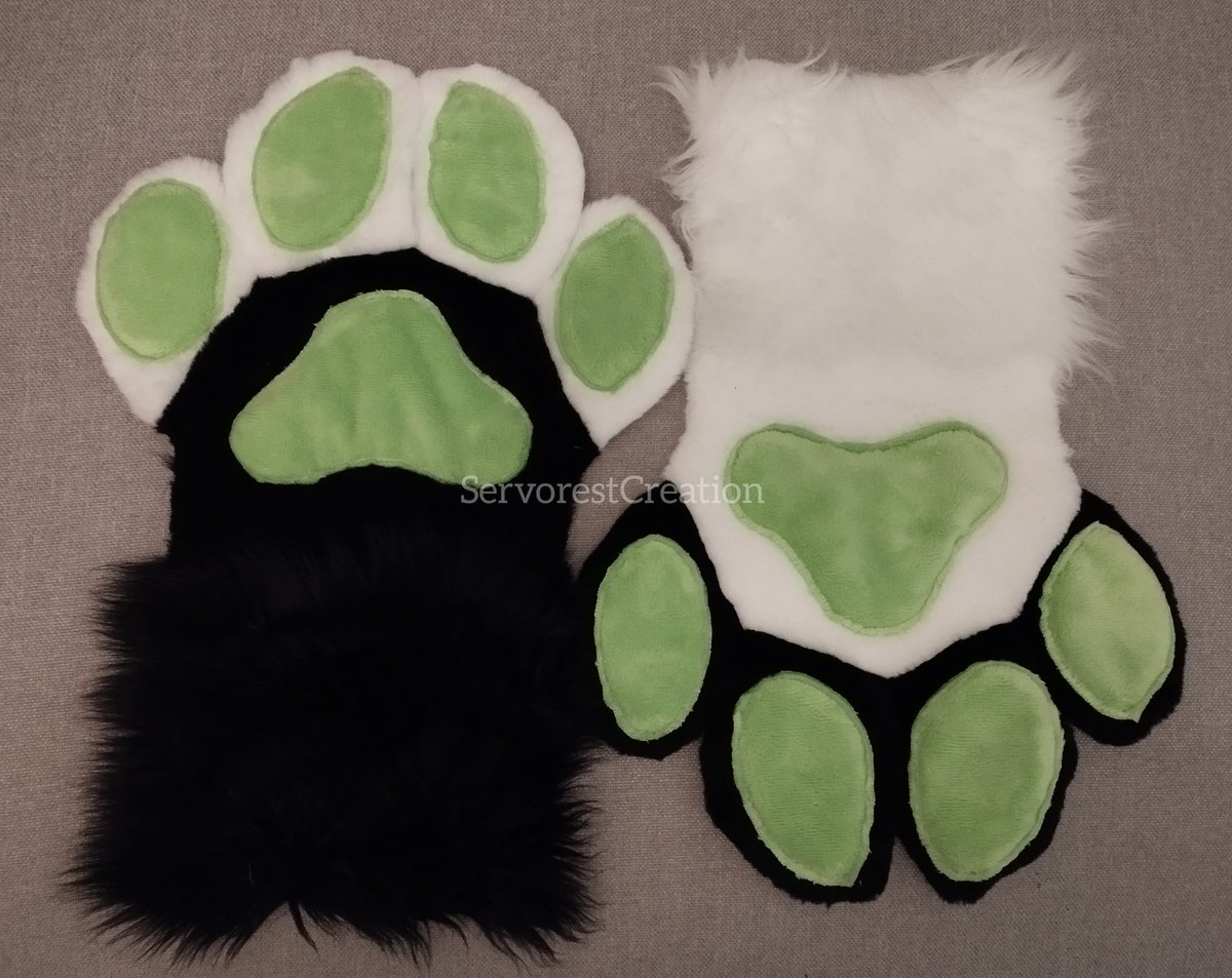 Updates on my paws! I needed a new pair ^^
#fursuitmaker #fursuitmaking #wip #workinprogress #fursuitmakingwip #costumemaker #handmade #fursuitpaws #fursuit #myfursuit #fullbodysuit #fursuitdetail #digitigradefursuit #paws