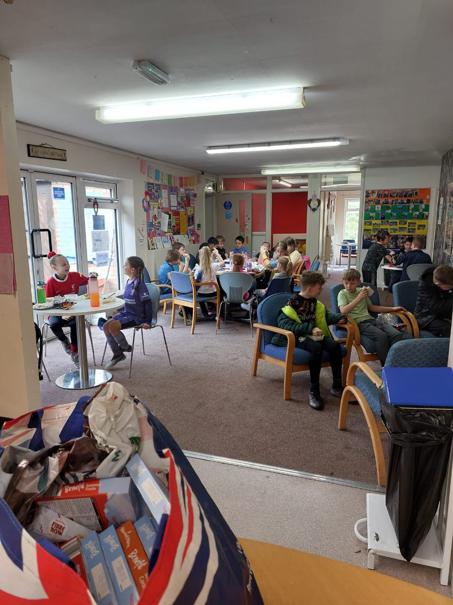 MWSports1's tweet image. Over the past few days has seen a superb start to our Easter activity camp for all our young people.  Some fantastic feedback already ! Big shout out to our coaches -  Jon, Paul and Lennon 👊🏻⚽️🎾🏀🥊🏓🏏 @EdsentialUK #HAF #Fun4All #InspiringYoungPeople