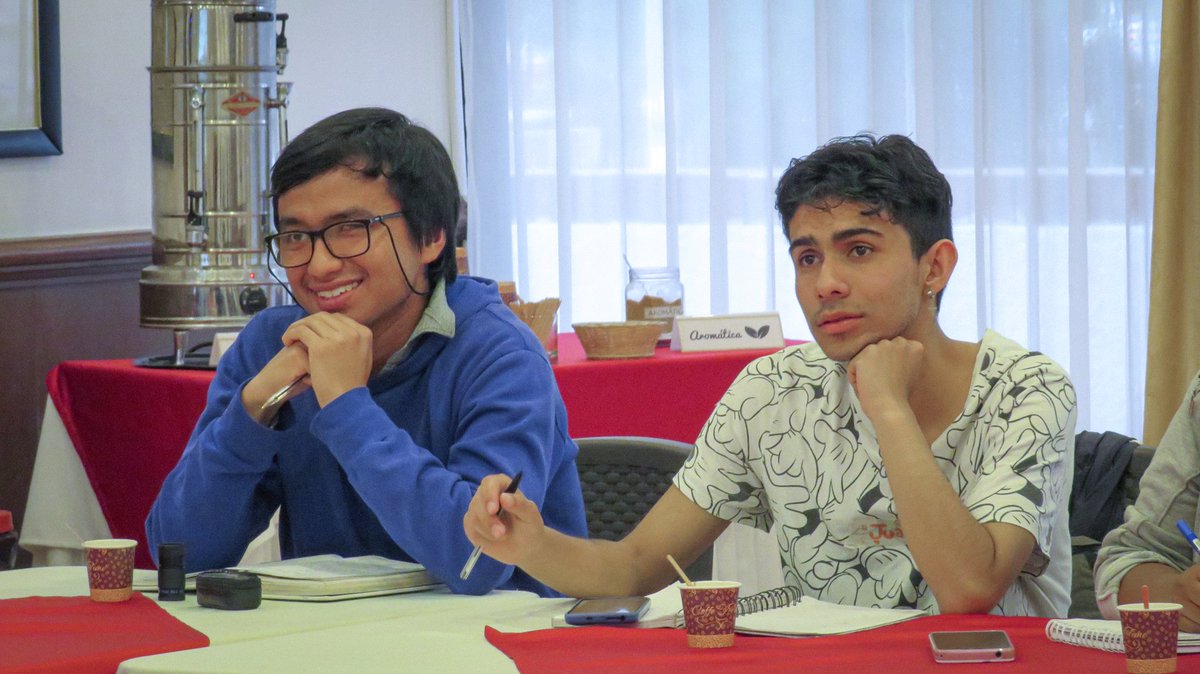 Juan y Daniel proponen cambios para el binestar de sus comunidades en #Colombia y aprenden información sobre: ✅Cómo promover cambios. ✅Políticas públicas de juventud. Apoyamos jóvenes refugiados, migrantes y locales para que accedan a oportunidades. @hiltonfound