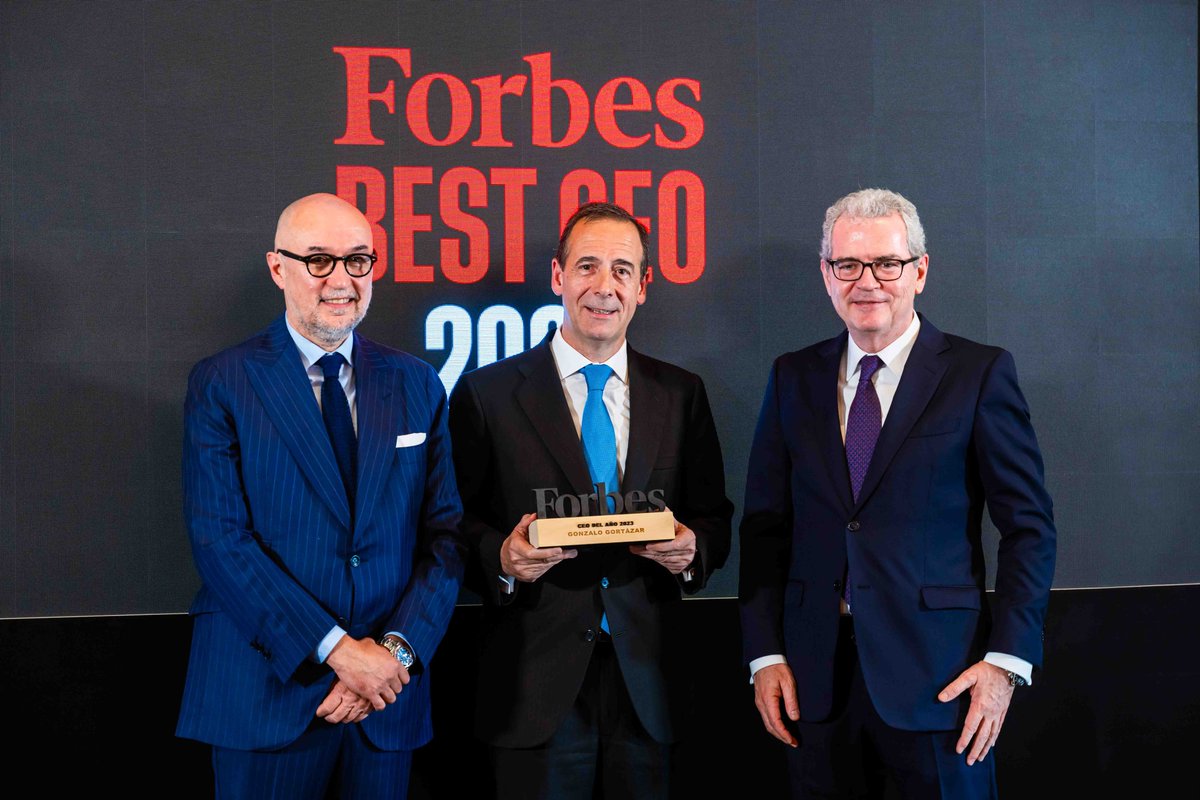 🗣️ Gortázar: “este premio representa un reconocimiento al esfuerzo de todo el equipo de CaixaBank, por lo que recojo el galardón con satisfacción y agradecimiento en su nombre” @Forbes_es #ForbesBestCEO23