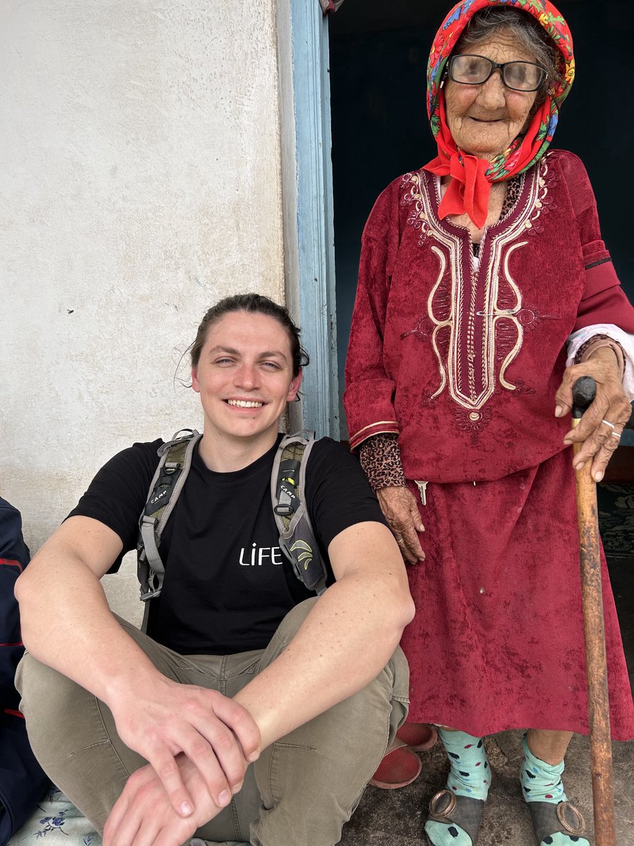 69 ans d’écart, mais l’amour et le soutien sont intemporels.🧡 

En distribuant des colis alimentaires en Tunisie 🇹🇳, le sourire radieux de cette dame, recevant le sien, nous rappelle la beauté de l’entraide intergénérationnelle. ♾️