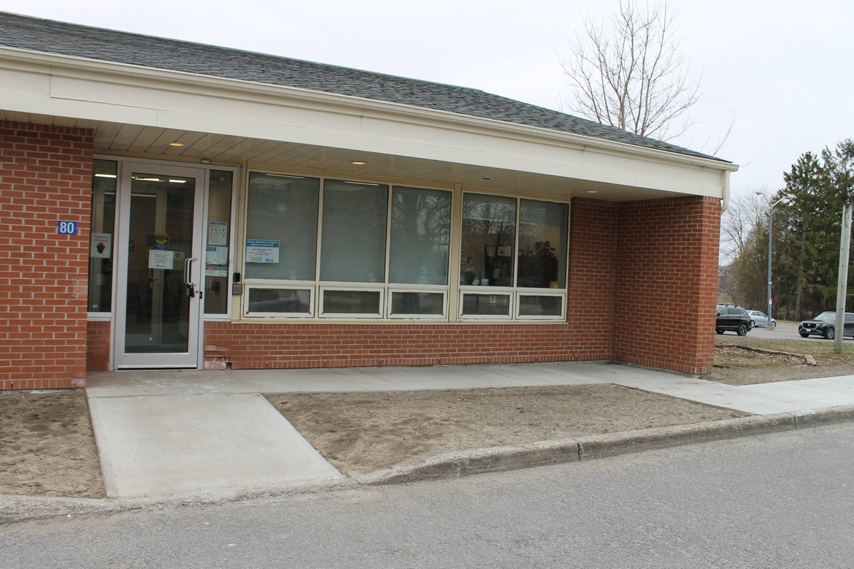 A Grand Opening ceremony was held at the new Health Unit service site in Kemptville today. Our Board Chair, Peter McKenna, Dr. Li, Mayor Peckford and MPP Steve Clark cut the ribbon and made remarks.