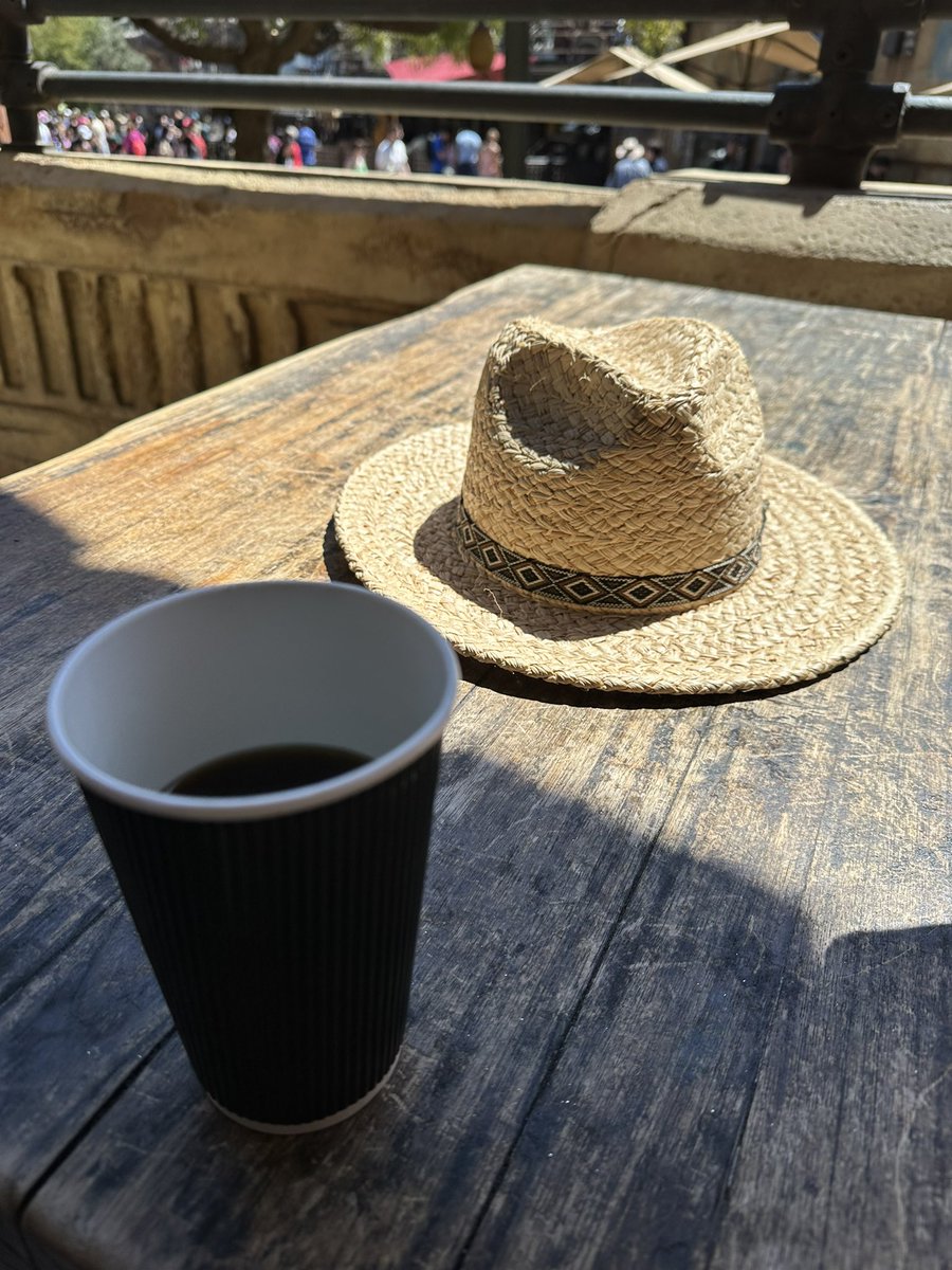 The $4 ☕️ at Disneyland has to be one of the better inflationary bargains of my life. Purchased in-app real-time no-fuss. UX tip of the 🎩 to @Disney . To quote @BrandiBDOG2007 & @tonycornerst “It’s all about payments.” Well. That and coffee and hats and happy families.