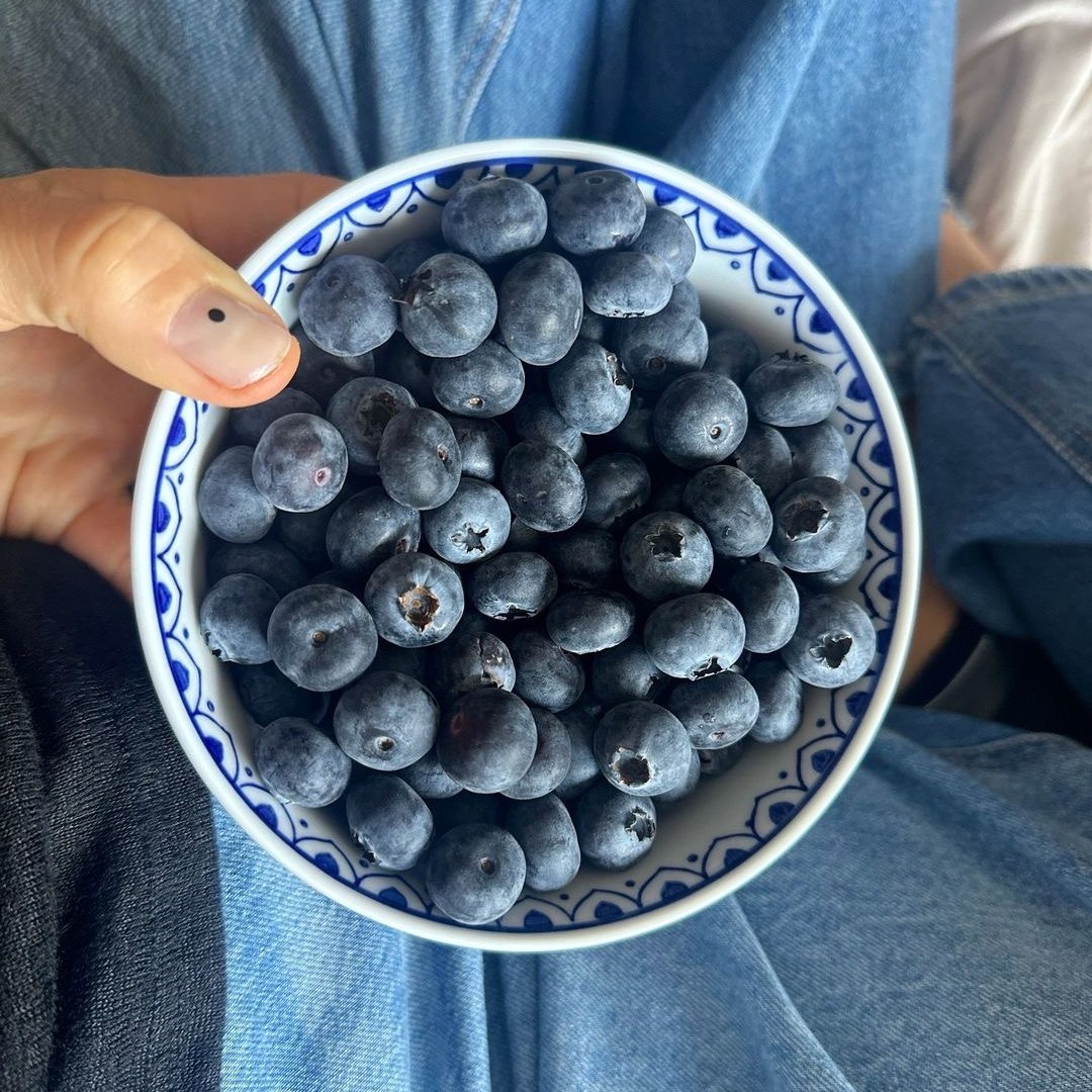 Did you know that blueberries are a good source of fiber, which can help keep you feeling full for longer? Blueberries make snack time effortless, so when in doubt, grab a boost of blue. 📸: @fancyfitfun