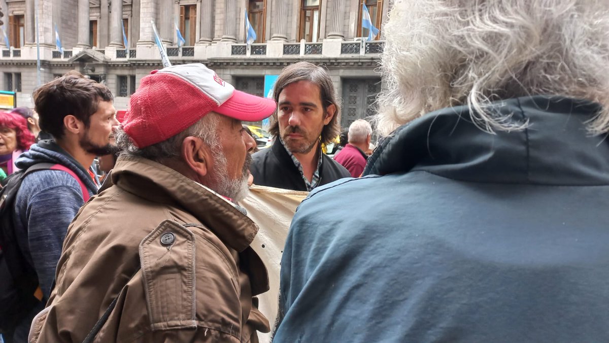 Al grito de 'paro general' se van sumando más jubilados a marcha de los miércoles frente al Congreso. Todos los gobiernos le roban a los adultos mayores. Basta. Aumento de emergencia ya!