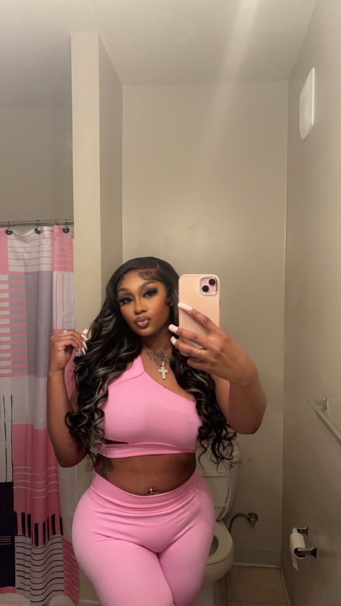 HilaryDBanks's tweet photo. Pretty in Pink💞 https://t.co/T9nldUhWEF