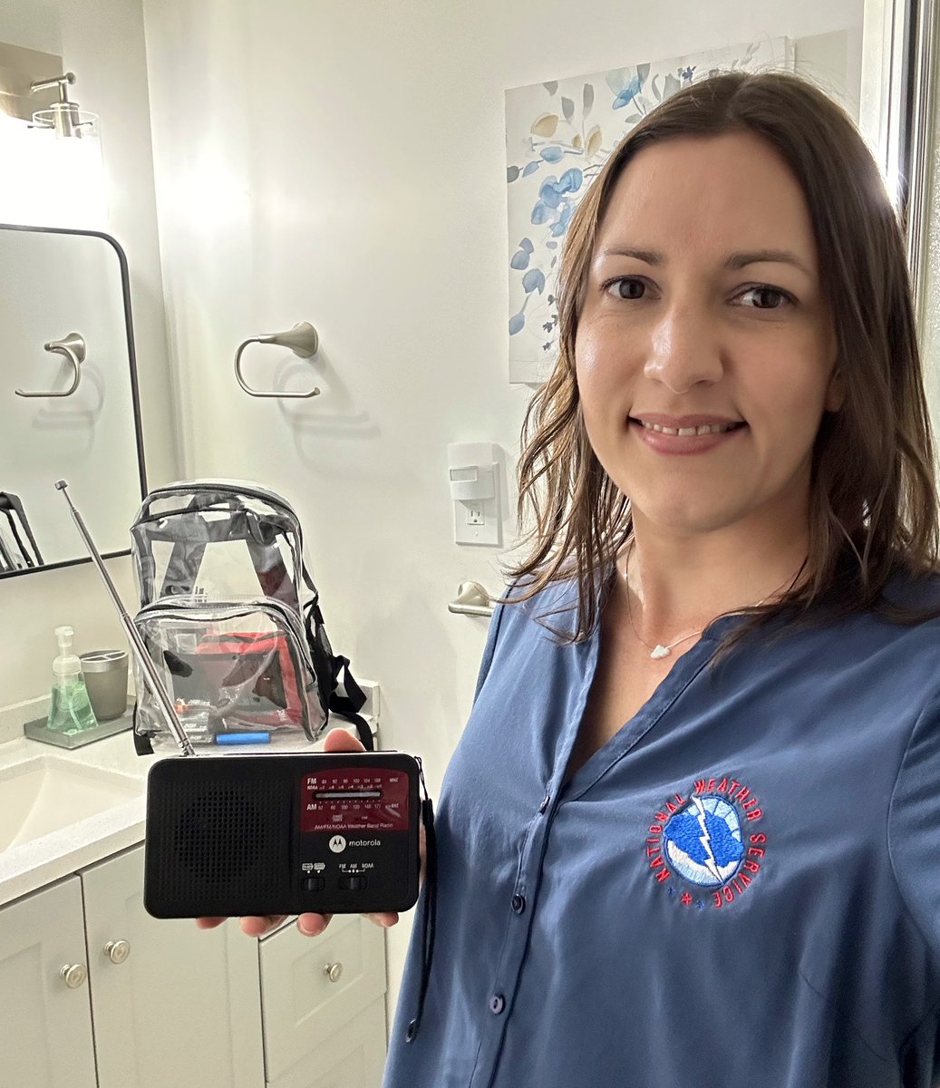 🏡Mi #SafePlaceSelfie fue tomada dentro del baño de mi primer piso, lejos de las ventanas. En el proceso, revisé mi mochila de emergencia y la radio meteorológica NOAA, la linterna, el botiquín de primeros auxilios y las baterías que estaban adentro. 🎒 📻 🔦 🩹 🔋 #WRN