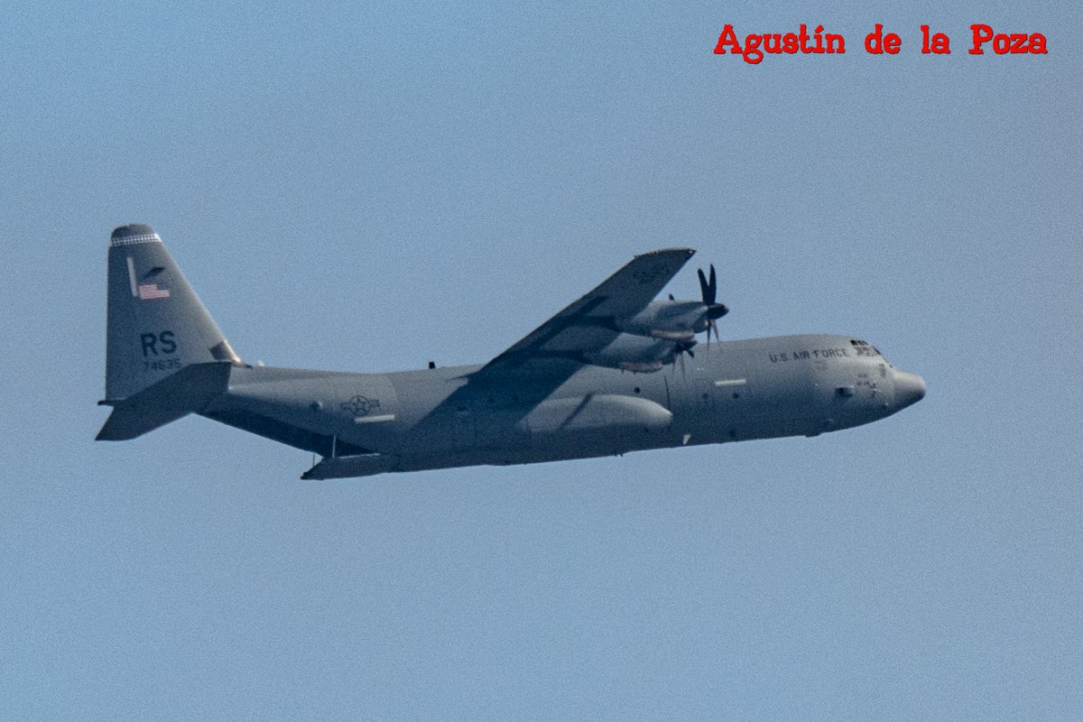 AgustinLowpozi's tweet photo. Lockheed Martin C-130J-30 Súper Hércules 07-4635 del 37thAS efectuando lanzamiento de paracaidistas en Rota.
#LockheedMartin #C130J30 #SuperHércules #37thAS #Rota #Paracaidistas #BaseNavaldeRota https://t.co/MfK1kMCEnI