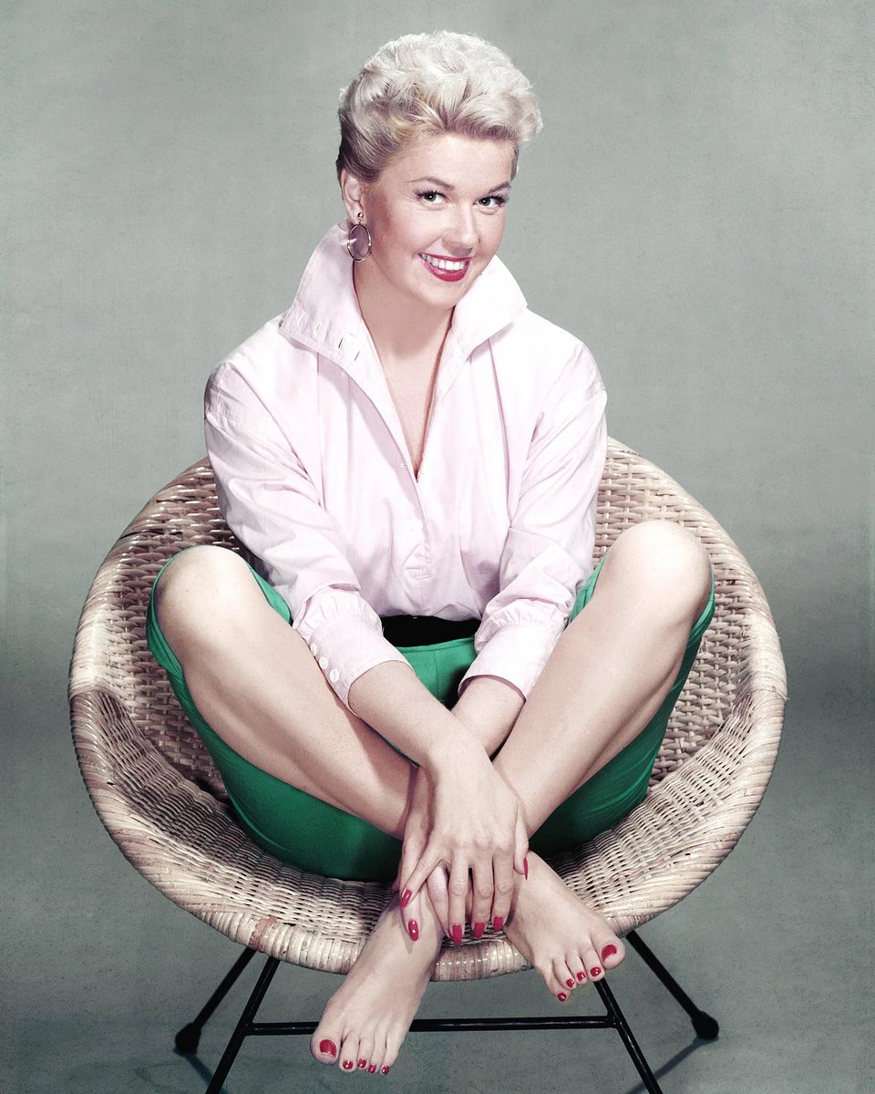 NLCarolynMuse's tweet photo. Remembering film/television actress, singer, and animal welfare activist Doris Day, who was born #OTD (April 3rd) in 1922. #AprilinParis #CalamityJane #Julie #PillowTalk #PleaseDontEattheDaisies #MidnightLace #ThatTouchofMink #MoveOverDarling #SendMeNoFlowers #TheDorisDayShow https://t.co/bQo5MvF9hO