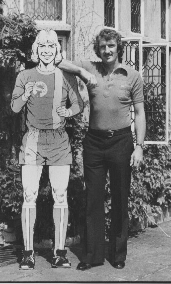 Another pic taken at the Man United Cup Final hotel. This time Roy poses with United's Alex Stepney. A goal scorer and a goal stopper!