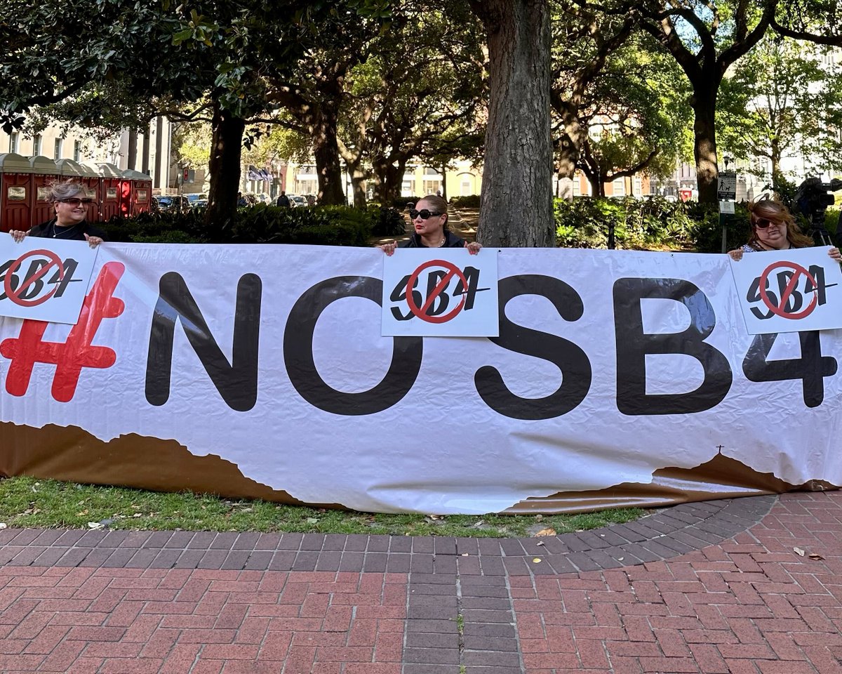 BEAUTIFUL action today against Texas' SB 4 from @border_human @TXCivilRights @the_ILRC @workersdefense and others americasvoice.org/blog/photos-ad… with @rodri_ivonne