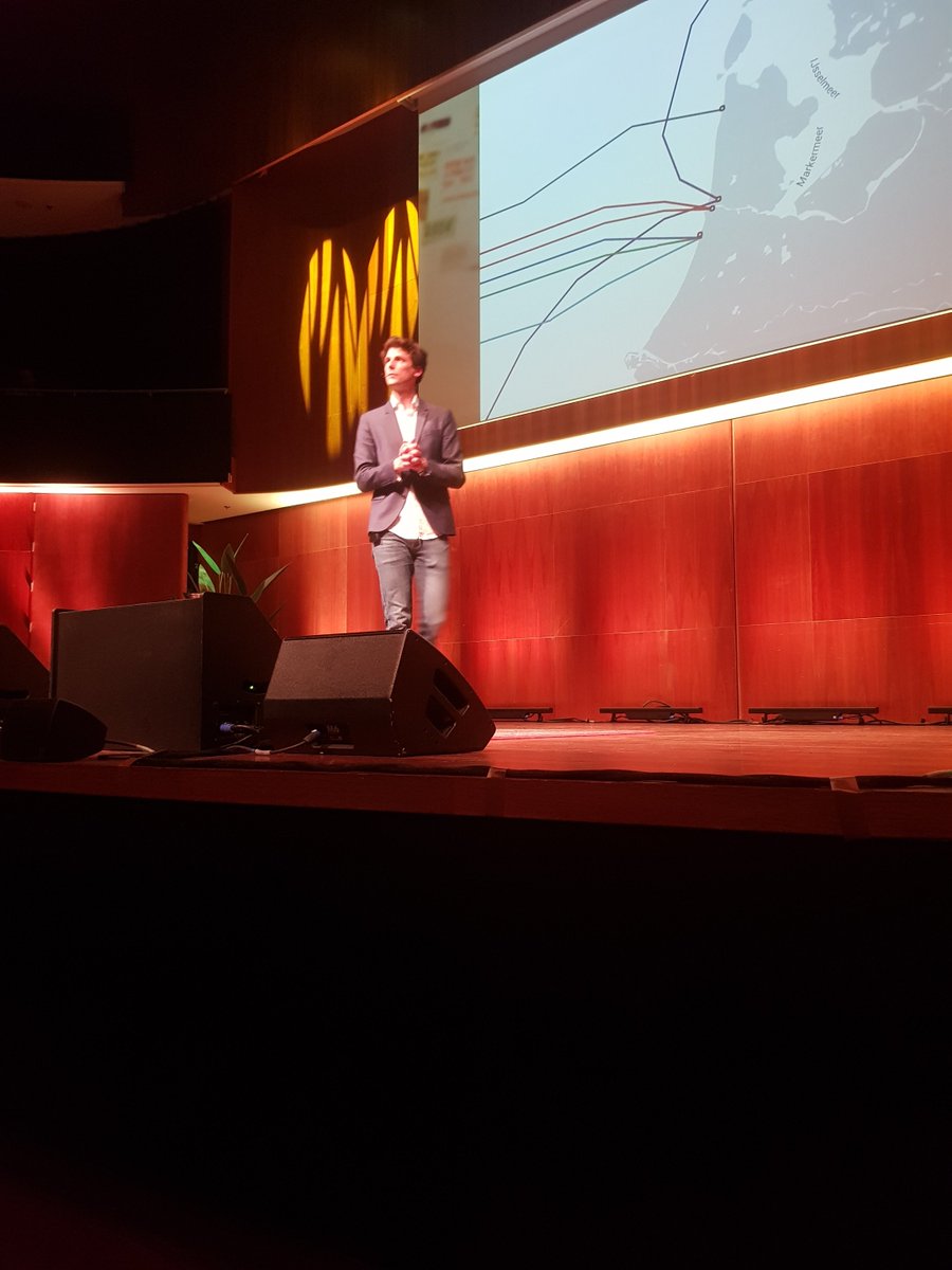 Yazanne's tweet photo. 'Niemand die het ziet'. Heel boeiende en onderhoudende avond over  desinformatie en andere kwetsbaarheden in onze digitale infrastructuur. Met een minicollege van @huibmodderkolk en gesprek daarna met @HsheikhH en Mariëlle Weijermars.

@HaagschCollege @annettevansoest https://t.co/J9hXhEfVsg