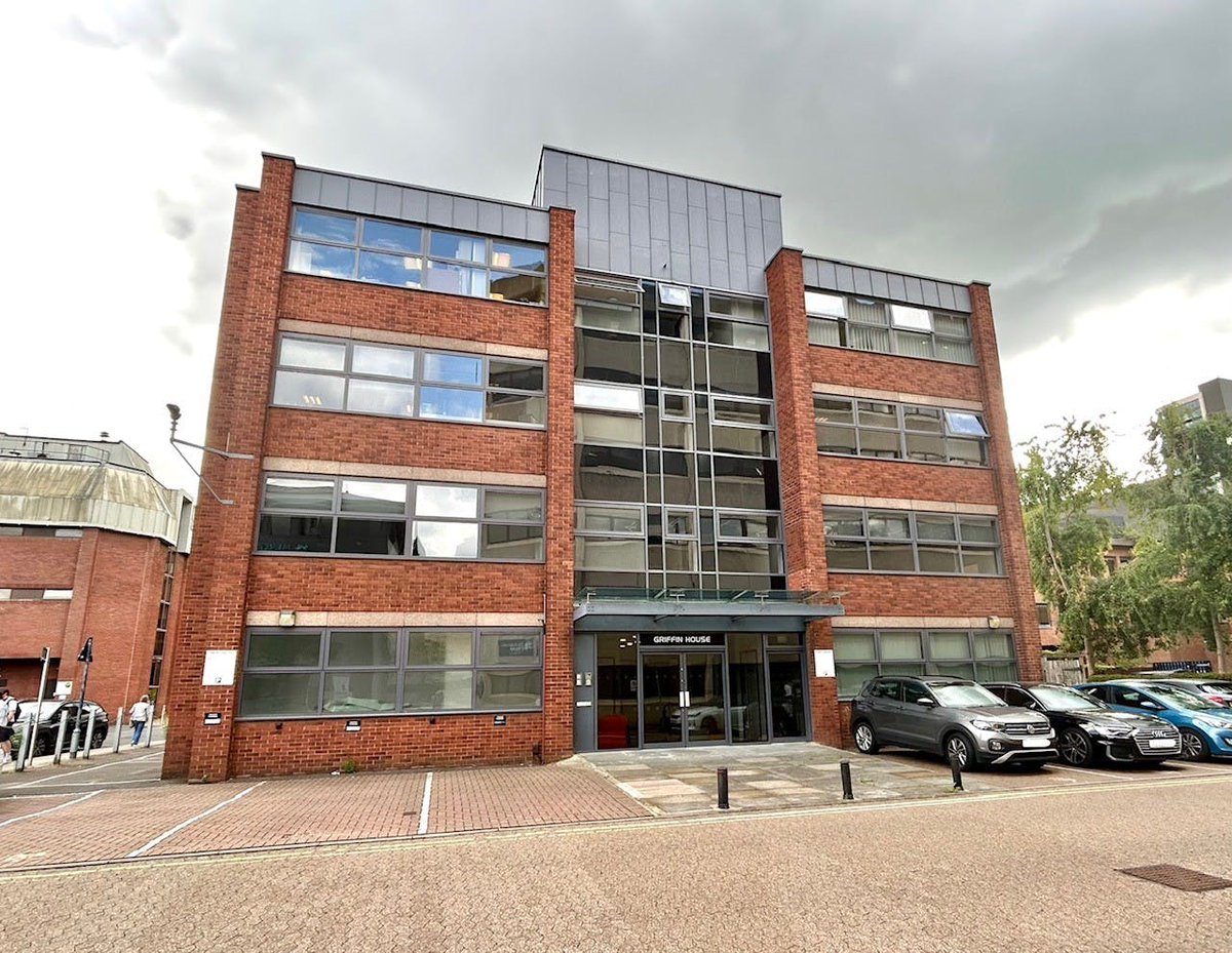 #Office #GU21 Griffin House #Woking
West Street To Let, 1,815 sf
1st: 1,970 sf GF:1,815 sf
each.co.uk/w/230801124242…
AC Suspended Ceilings Demised WCs Lift Car spaces
GF & 1st floors of 4 storey building providing an excellent car..
Woking Town Centre accessed via Church St East..