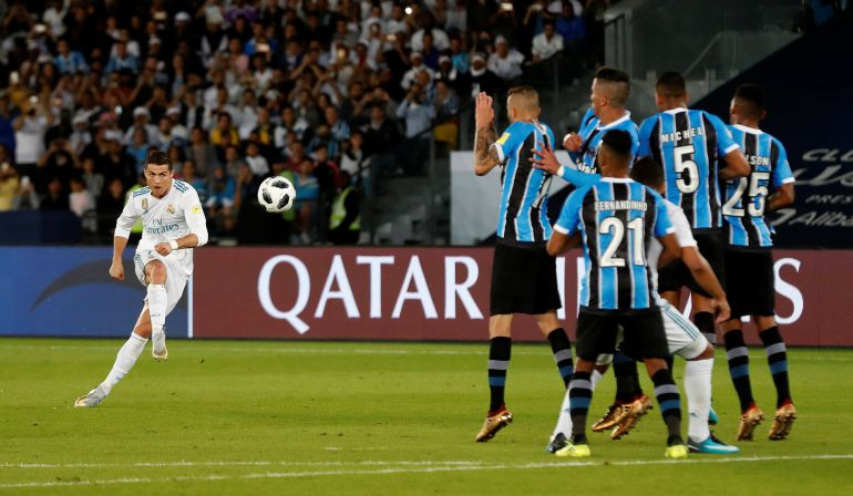 Cr7stianismo_'s tweet photo. 🚨HILO:

Ya que Cristiano Ronaldo se convirtió ayer en el único futbolista en marcar goles de falta durante 19 temporadas consecutivas (desde la 2004/05 hasta la 2023/24), aquí podéis ver...

El mejor gol de falta de Cristiano Ronaldo cada temporada. https://t.co/Kjkkh7Vmlq