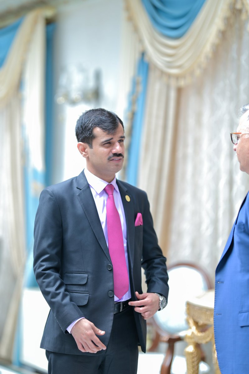 umerfaran's tweet image. دن کے 24 گھنٹوں میں اوسطاً صرف 8 گھنٹے اور 5 منٹ سنجیدگی ضرور اختیار کرتا ہوں (8 گھنٹے نیند کرتے اور 5 منٹ جاگتے ہوئے😀) اور یہ انہی 5 منٹ میں سے چند لمحے ہیں. 5 برس سے زائد ملک و قوم کی خدمت کرتے اور یہاں تک پہنچنے کیلئے گزشتہ زندگی سے بس یہی اخذ کیا ہے کہ آپ کو دنیا کا کوئی بھی…