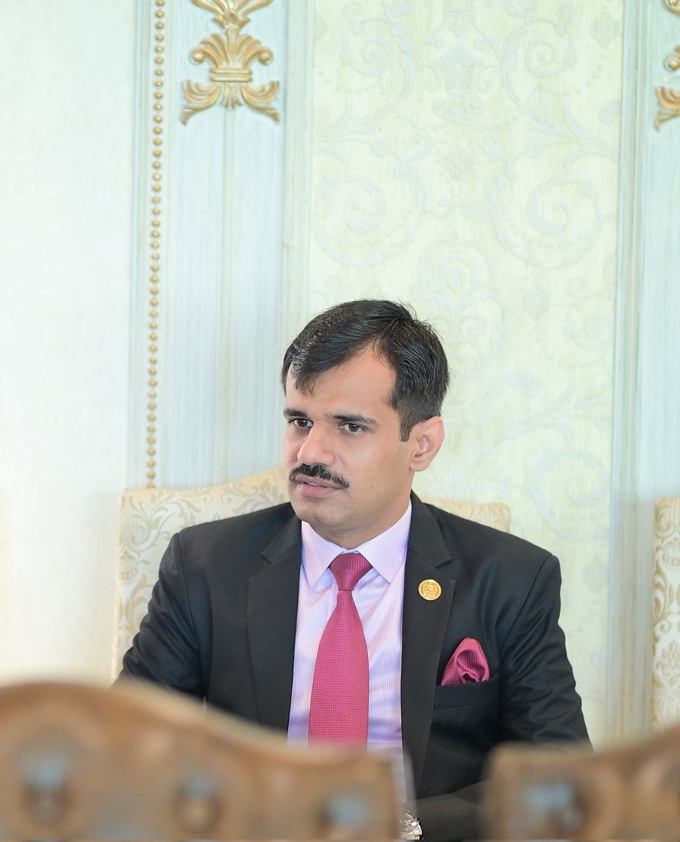 umerfaran's tweet image. دن کے 24 گھنٹوں میں اوسطاً صرف 8 گھنٹے اور 5 منٹ سنجیدگی ضرور اختیار کرتا ہوں (8 گھنٹے نیند کرتے اور 5 منٹ جاگتے ہوئے😀) اور یہ انہی 5 منٹ میں سے چند لمحے ہیں. 5 برس سے زائد ملک و قوم کی خدمت کرتے اور یہاں تک پہنچنے کیلئے گزشتہ زندگی سے بس یہی اخذ کیا ہے کہ آپ کو دنیا کا کوئی بھی…