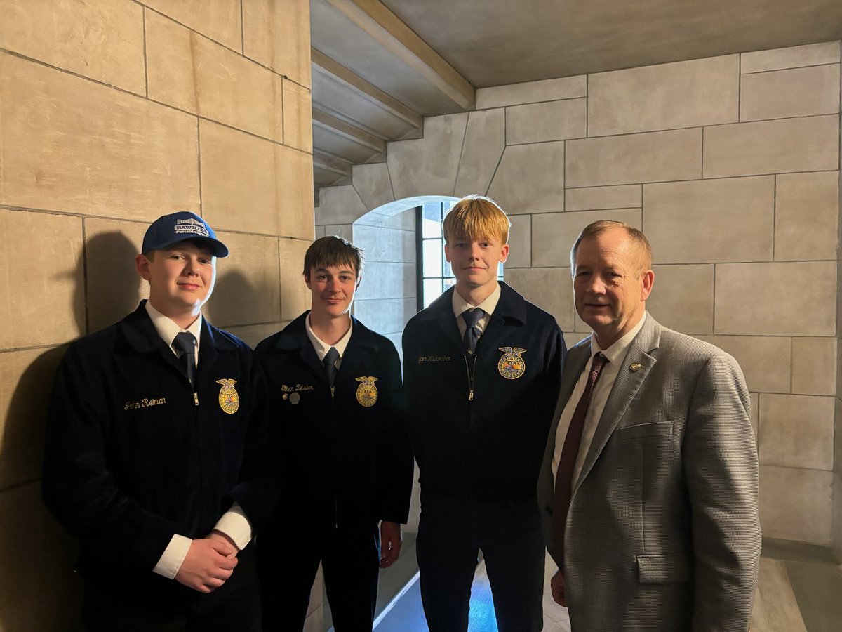 NASBonline's tweet photo. Love helping Senators connect with ALL their constituents. Nice running into the crew from Boyd County! https://t.co/HG3Qyu8yKw