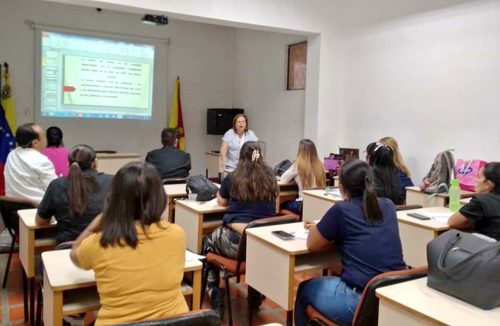 En consonancia con las orientaciones de la <a href="/CGRVenezuela/">CGR Venezuela</a> dirigida por el Dr. Jhosnel Peraza, la Contraloría del estado Aragua a cargo de <a href="/CesarOteroDuno/">César Otero Duno.</a> continúa brindando estudios de cuarto nivel a los funcionarios, sumando "Hacia La Excelencia en Materia de Control Fiscal".