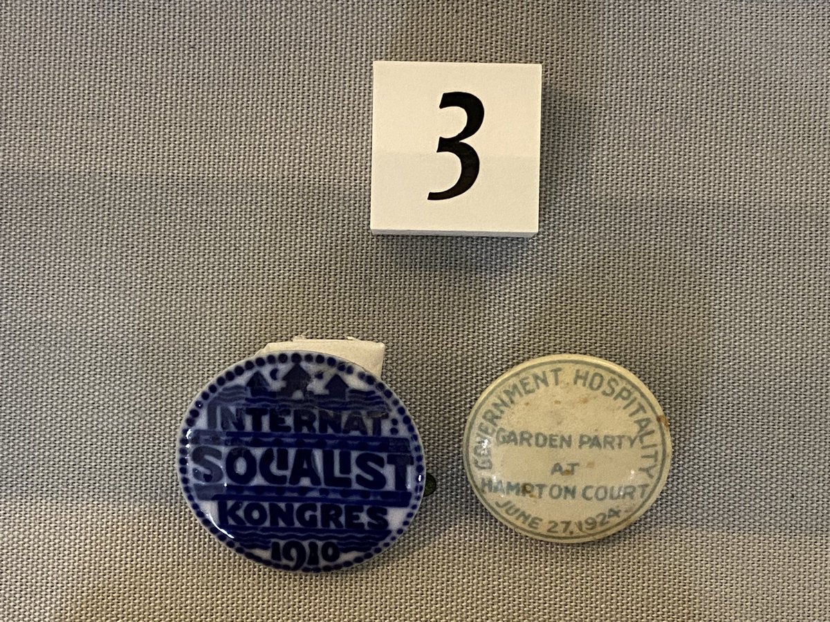 One for @katheder today: at fabulous Elgin Museum, a ceramic International Socialist button badge made by Josiah Wedgwood for the 1910 Kongress in Copenhagen, owned by James Ramsay MacDonald!