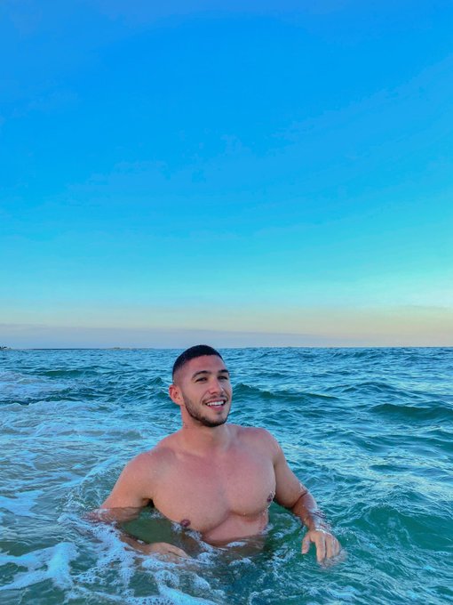 essa bombou no insta https://t.co/3vSuKxVPpF