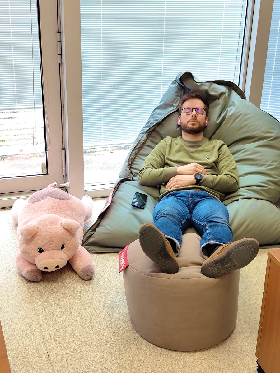 Caught our very own @VGoutaudier in a rare moment of rest 🤣 Even in dreams, they’re never far from the #xenotransplant world. 🐖💤 It’s this level of dedication that’s pushing us forward in transplantation science. #TeamDedication @TheLancet #DreamingBig