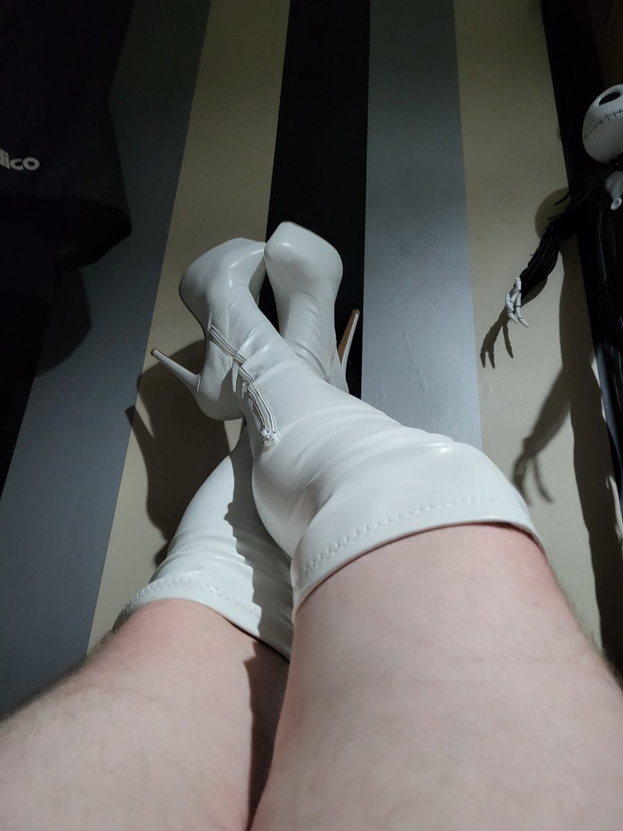 Curious Mando tweet media