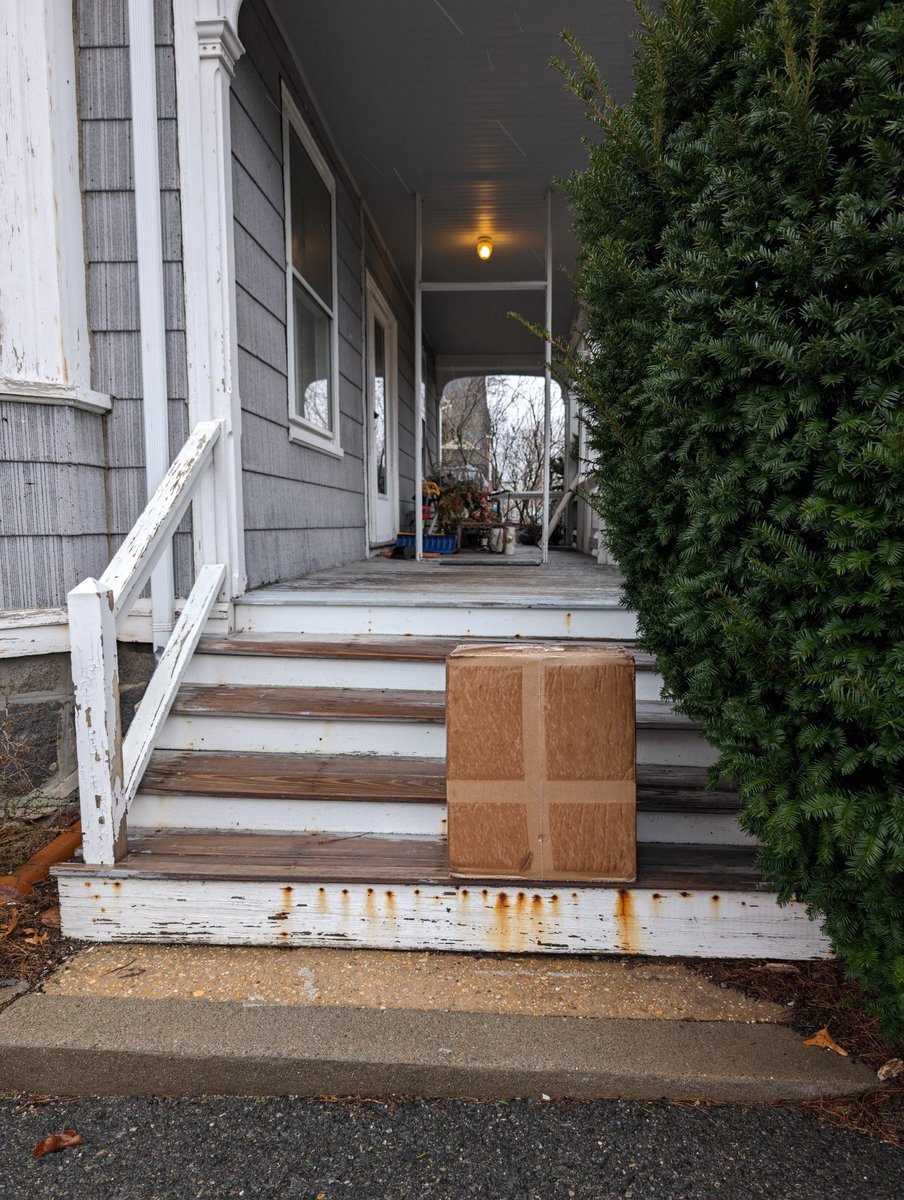 GundamCat13's tweet photo. Thanks @FedEx , for leaving the cardboard box you delivered on the stairs to get soaked for hours in today's nor'easter rain, instead of on the covered porch by the door like my delivery instructions ask @FedExHelp https://t.co/i4NtnEpQJu