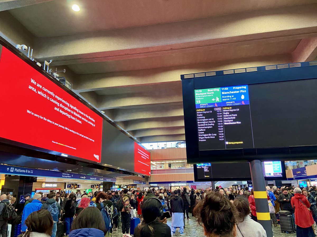 London Euston earlier this morning, with there being major disruption to services due to a fault with the signalling system. Twice in two days this has happened, albeit in different areas. Let’s hope it doesn’t reoccur tomorrow! #euston #londoneuston #avanti #wcml