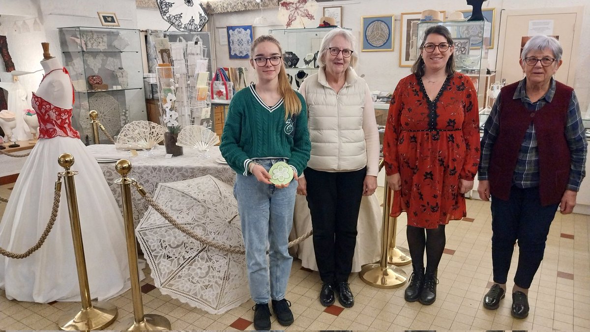 Se former, pour contribuer à préserver un savoir faire unique : 4 <a href="/eleveslumiere/">Élèves Lumière</a> bénéficient d'une initiation à la dentelle de #Luxeuil, proposition conjointe du conservatoire et <a href="/LumiereLycee/">Lycée Lumière</a> . La jeunesse pour perpétuer ce patrimoine ! <a href="/DSDEN70/">DSDEN de la Haute-Saône</a> <a href="/Luxeuiltourisme/">Office de Tourisme</a> <a href="/acbesancon/">Académie de Besançon</a>