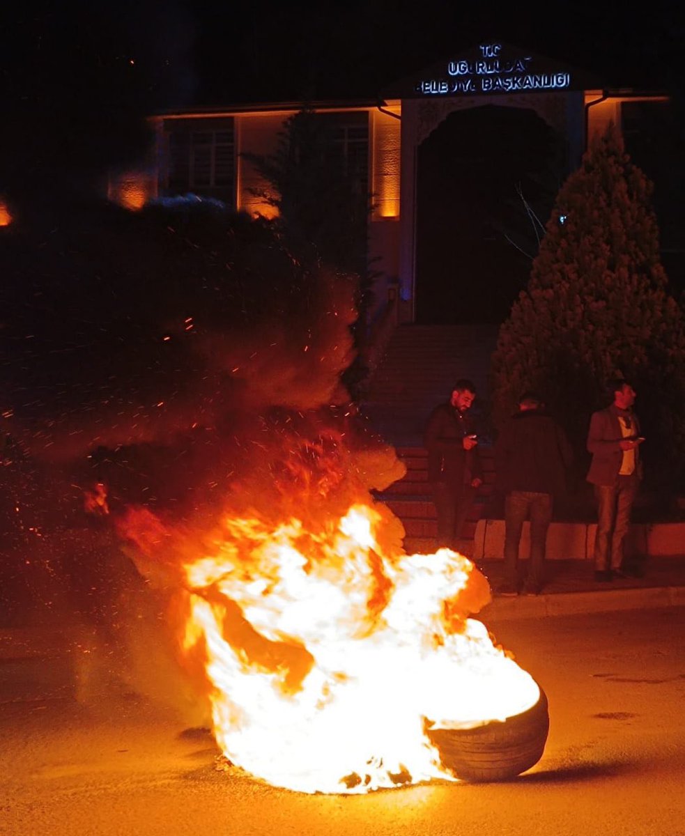 Bu fotoğraf Çorum’dan

AKP’nin kazandığı seçim sonuçlarını protesto eden MHP’liler sokağa çıkıp yol kesmiş, belediye binası önünde lastik yakmış.

Kürtler protesto edince “terörist”, kendileri yapınca demokrasi.