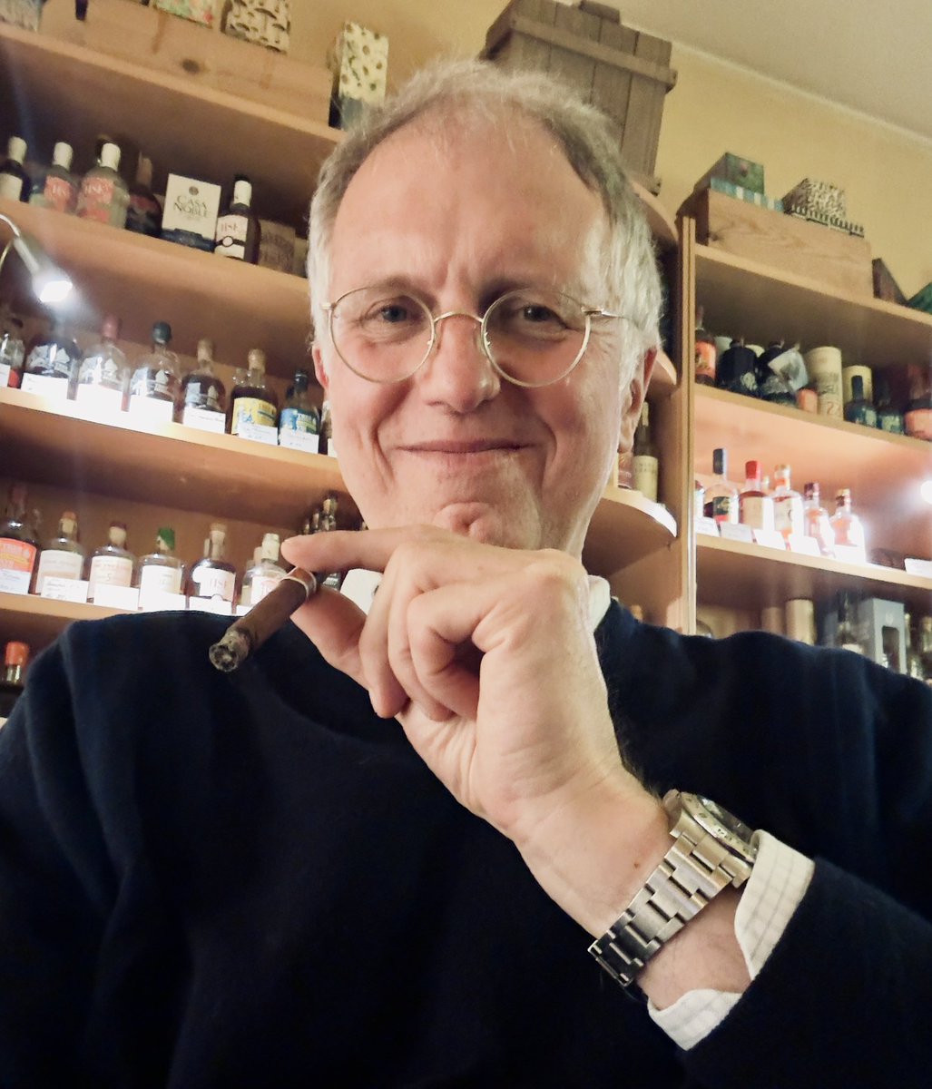 Im Zigarrenkabinett von Privat-Dozent Dr. Maximilian Herzog in Berlin habe ich schon meine Zigarren geraucht, als ich noch mit Internationalem Haftbefehl gesucht wurde. Jetzt also 25 Jahre später, quasi in memoriam … 
(Momentaufnahme aus einem schönen Leben).