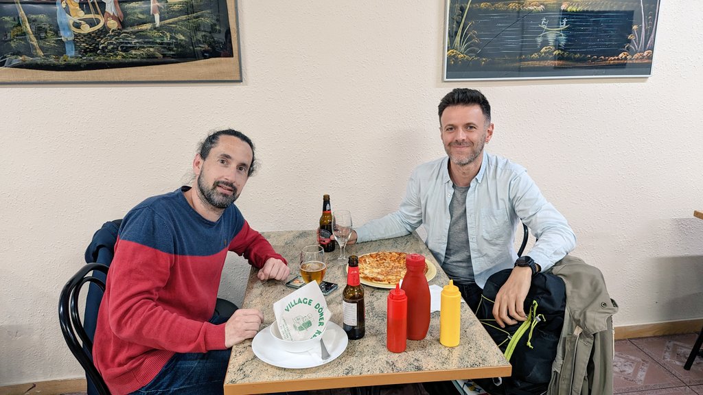 Reunió de redacció dissenyant noves seccions i reportatges per #LaCuneta. El primer que endevini el restaurant de #Badalona on som té premi. Una pista: no està tancat.