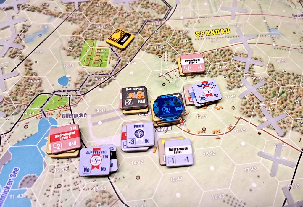 Primer escenario del fantástico #TheEnemyIsAtTheGathes ....el Pacto de Varsovia logra tomar el Gatow airfield en el último turno ....los británicos casi logran aguantar l!! @compassgamesllc #css