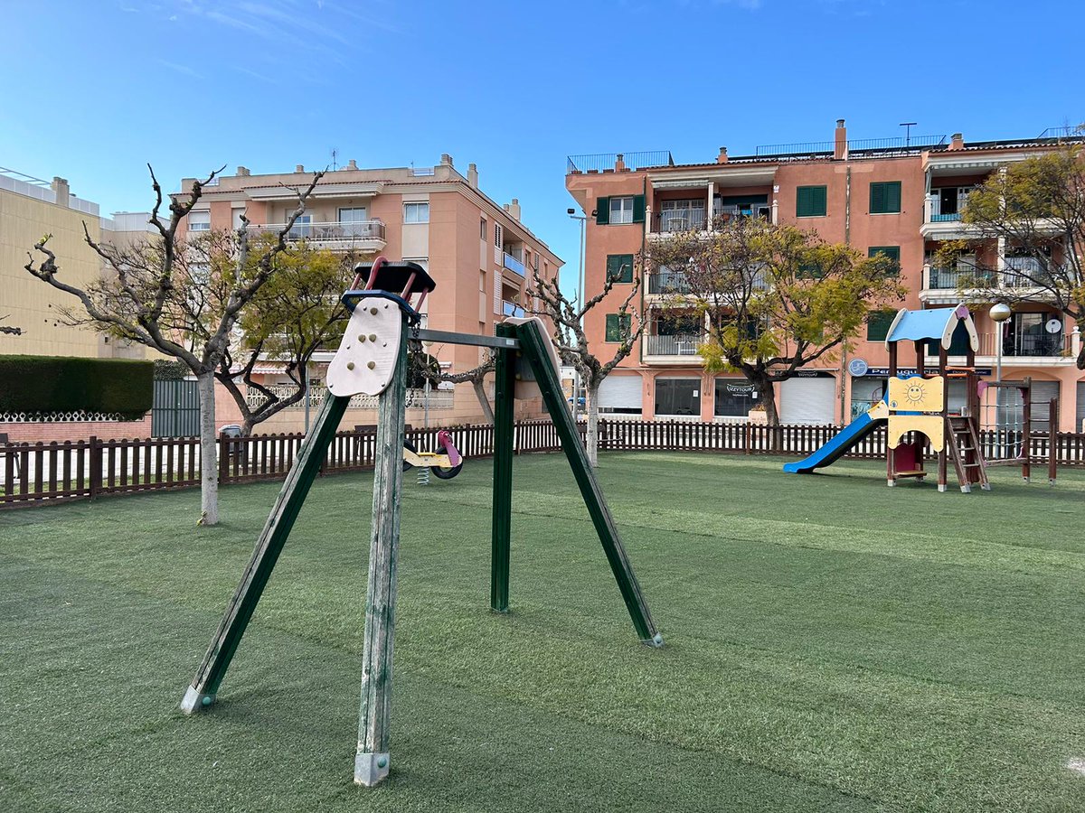 ♻️ A #Torredembarra, hem reutilitzat la gespa retirada del camp de futbol municipal i l'hem instal·lat en parc i jardins del municipi d' @AjTorredembarra. Un total de 1.300 m2 que reaprofitem en el cicle de l' #economiacircular!