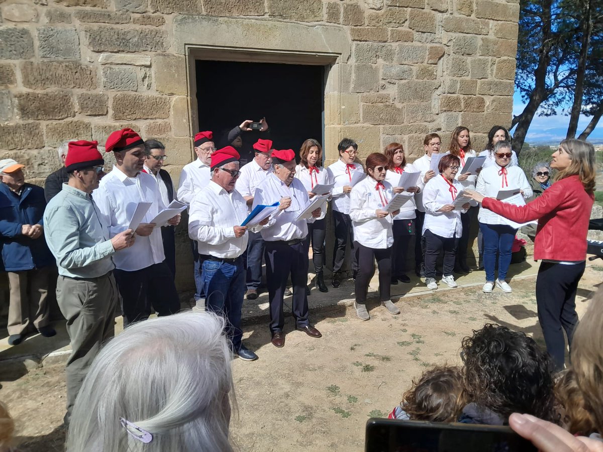 Després d'uns 50 anys sense caramelles a #Tarroja #Segarra, aquest dilluns de Pasqua es tornaren a cantar a l'ermita de Sant Julià @ajtarroja @ccsegarra @ComarquesPonent
