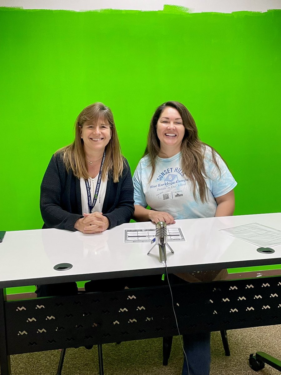 We had a special guest in the #SeagullStudios today. Thank you to Ms. Lerner for saying hi to our Seagulls with Mrs. Pineda! #SeagullsSoarTogether 💙 @SunsetHillsES