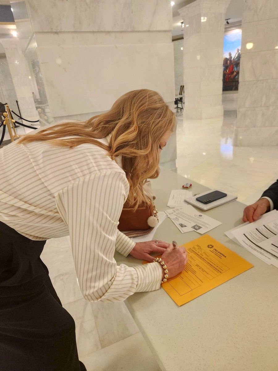erinbrewerok's tweet photo. Big day! Together with my family, I officially filed the papers to appear on the ballot for State Senator in District 47. I'm committed to listening first, working together and finding common sense solutions. Let's do politics differently!
#FilingDay #StateSenate #BackBrewer https://t.co/e5bmtnoMJW