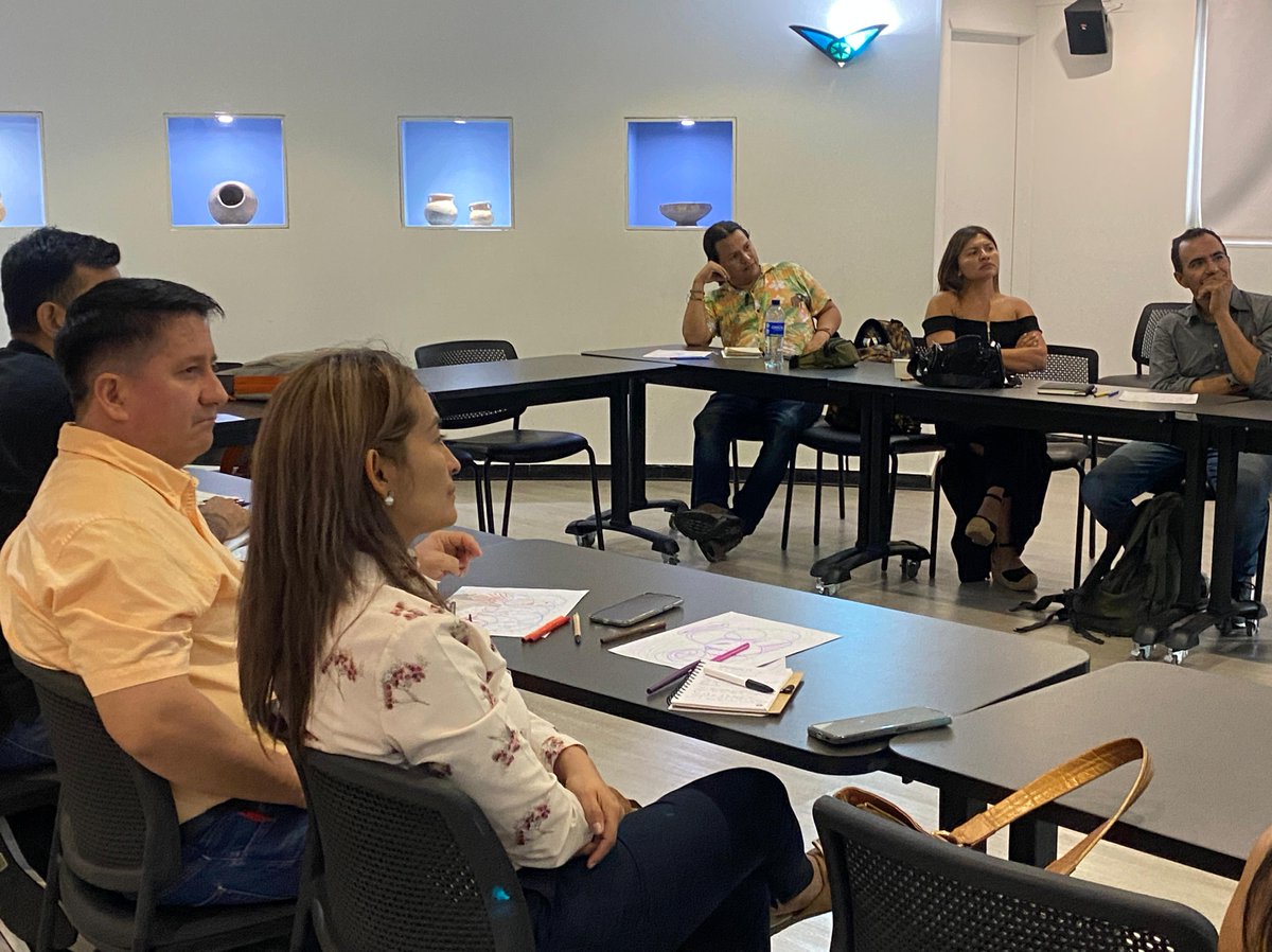 CCBucaramanga's tweet photo. 🧵#Hilo | ¡Seguimos fortaleciendo a la comunidad de Tenderos! A través de nuestra estrategia #RutaF, capacitamos a empresarios del sector en vitrinismo y marketing visual, para que puedan desarrollar estrategias creativas que atraigan más clientela a sus tiendas y aumenten ventas https://t.co/6vIR4YMDyL