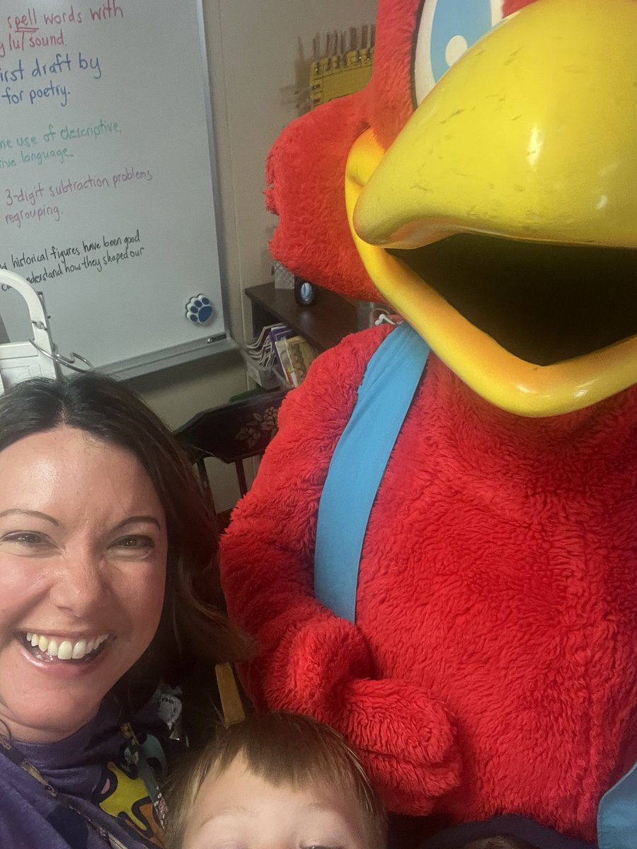 Tomball Reads Week…special guest readers today! The general manager and “the” Red Robin from @redrobinburgers ! ❤️📚🍔🍟 @TomballISD @TISDLES1 #tomballreads