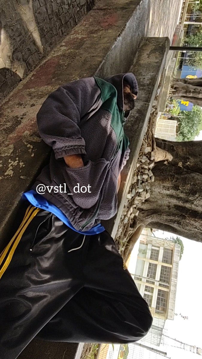 vstl_dot's tweet image. 1/3 Passei na rotatória e avistei esse macho,me deu um tesão... Parei num ponto estratégico e fui ao encontro dele,  pra dar o &quot;bote&quot;. Aproximei, troquei ideia, e mandei a real. Ele hesitou. Achei que não ia dar em nada, mas quando o safado apertou o pau BINGO!