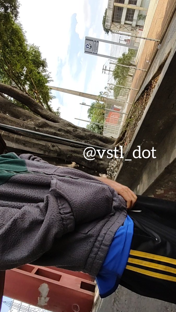 vstl_dot's tweet image. 1/3 Passei na rotatória e avistei esse macho,me deu um tesão... Parei num ponto estratégico e fui ao encontro dele,  pra dar o &quot;bote&quot;. Aproximei, troquei ideia, e mandei a real. Ele hesitou. Achei que não ia dar em nada, mas quando o safado apertou o pau BINGO!