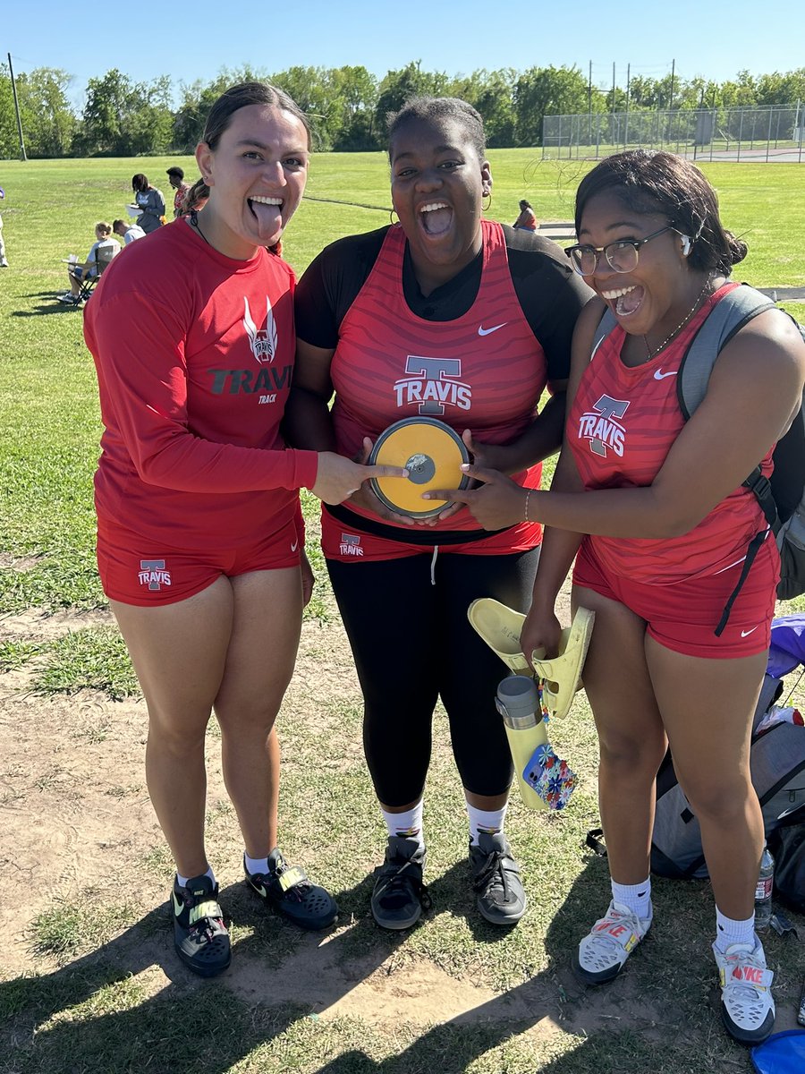 Let’s hear it for our Varsity girls discus throwers. All 3 girls qualify for area after placing 2nd (Arianna Harris), 3rd (Danielle Bejar), and 4th (Kaimina Crenshaw) at the 20-6A District Meet! Arianna Harris sets a new school record with a throw of 119’3”!