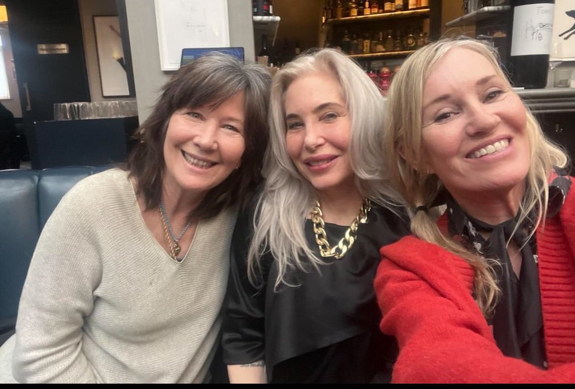 Kathy_Valentine's tweet photo. had the best day in London with @Brixsmithstart and Siobhan Fahey #thefall #shakespearesister #bananarama #theadultnet https://t.co/i0JvfqyZbu