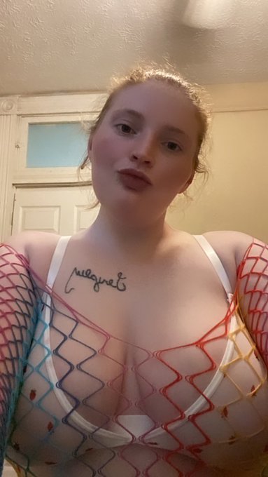 Can I be your slutty friend with benefits? ☺️😜 Don&rsquo;t forget to tip for nudes in your inbox!! 😘 https://t