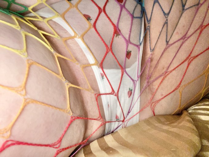 Can I be your slutty friend with benefits? ☺️😜 Don&rsquo;t forget to tip for nudes in your inbox!! 😘 https://t