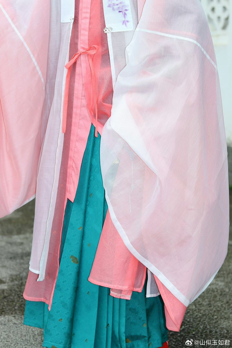 It is the season when peach blossoms are in full bloom！
Wear peach pink Hanfu to enjoy the flowers～
cloth:HanFu of Ming style
Blogger: 山似玉如君 from Weibo
#Asia #Asian #China #CHINADAILY #Chinese #Clothing #fashion #fashionblogger #fashionstyle #HanFu
 #ootd #中国 #中国汉服